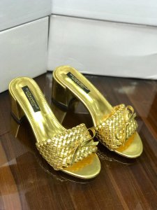 A square-toe Silhouette Paired with a Subtle Block Heel